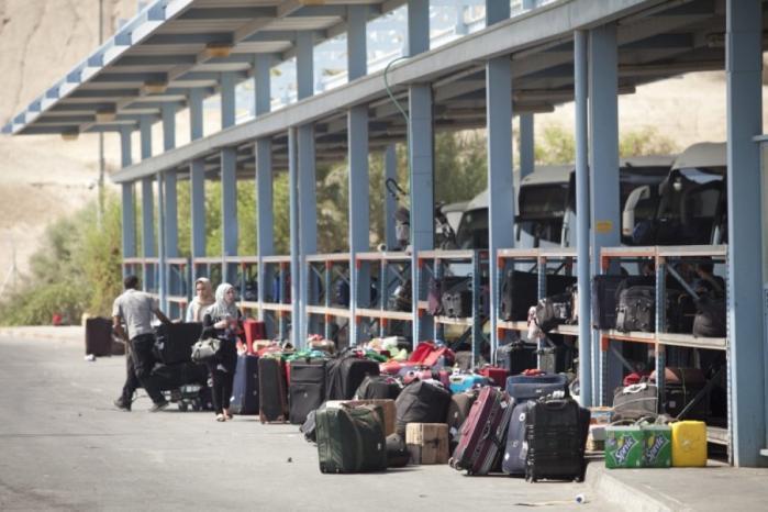 الاحتلال يمنع سفر 7 مواطنين عبر معبر الكرامة