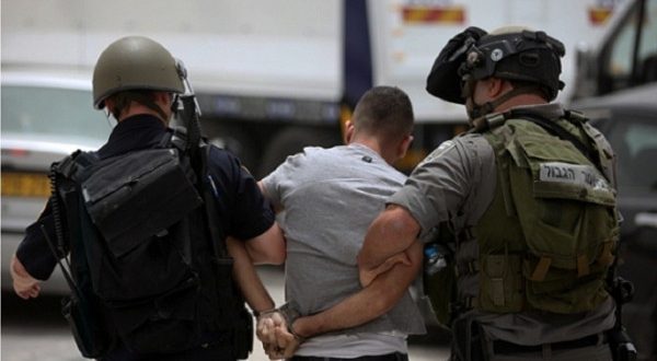 الاحتلال يعتقل فلسطيني قرب الحرم الابراهيمي بزعم حيازته سكيناً