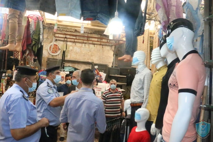 الشرطة والغرفة التجارية تنظمان نشاطاً توعوياً بتغطية وجوه دمى عرض الملابس بالكمامات في نابلس