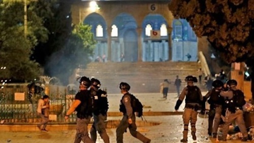 العاصمة القدس – الاحتلال يقتحم المسجد الأقصى فجرا ويعتدي على المصلين