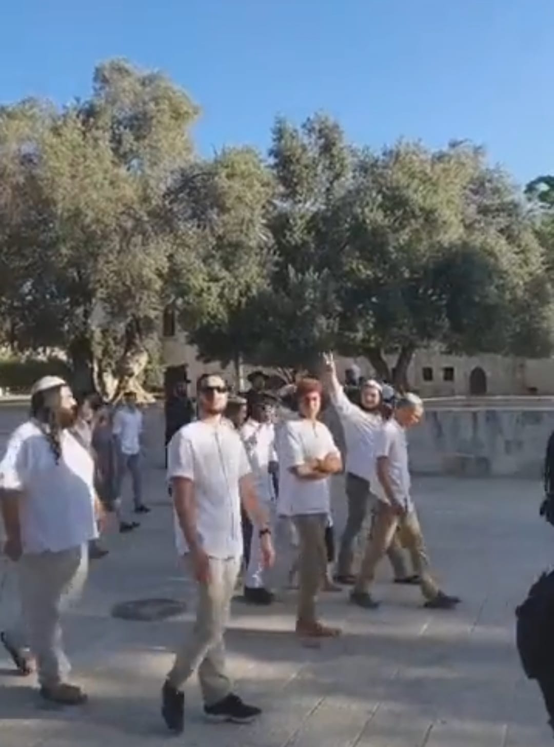 القدس : مستعمرون يقتحمون المسجد الأقصى