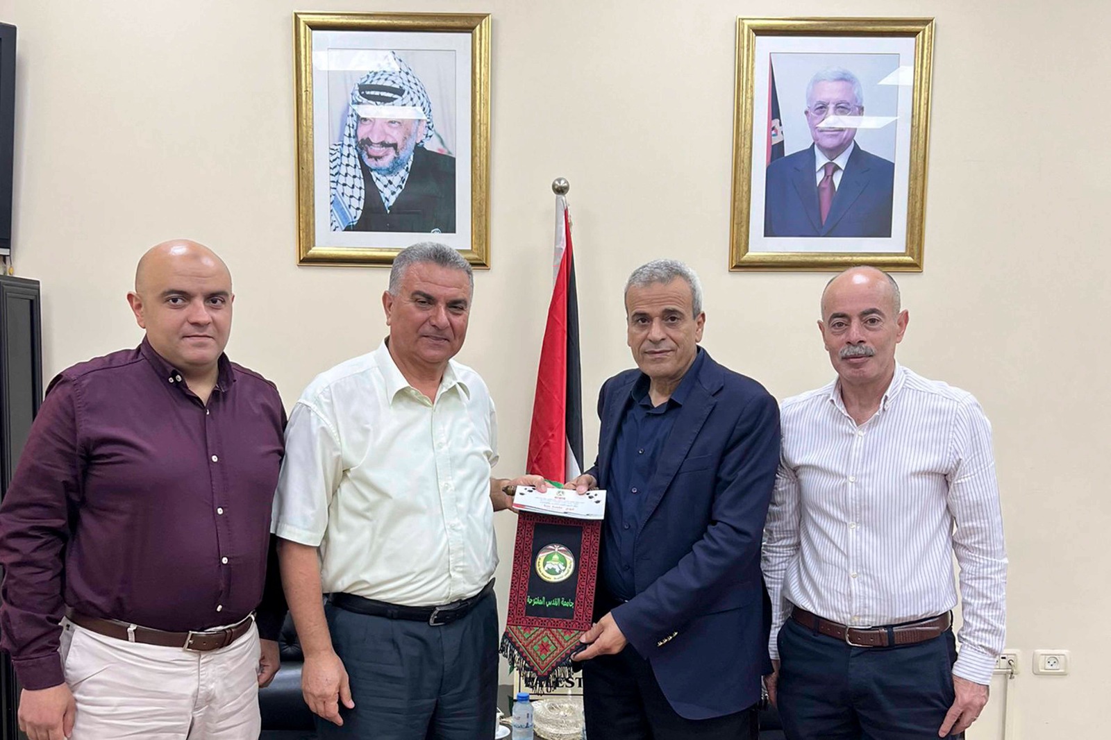قلقيلية-: المحافظ يلتقي وفد جامعة القدس المفتوحة فرع المحافظة.