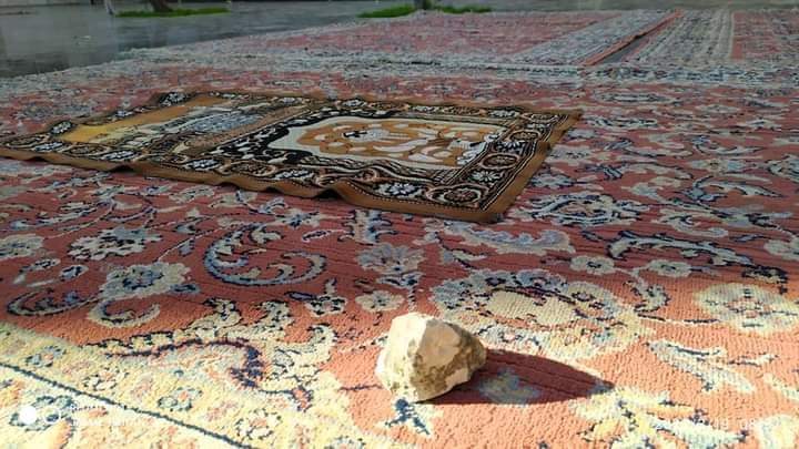 الخليل : مستوطنون يهاجمون مسجدا في البلدة القديمة