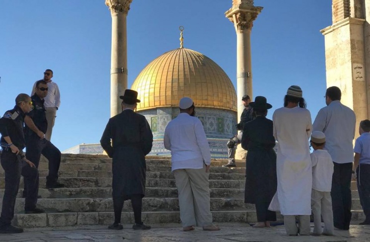 القدس : مستعمرون يقتحمون المسجد الأقصى